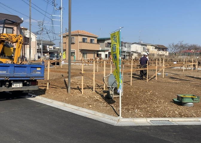 庭のある家に住むことのメリットとして、子どもたちの遊び場を確保できること、ガーデニングや家庭菜園を楽しめること、明るさを確保できることがあります。また、配置を工夫することでプライバシーが確保できます。