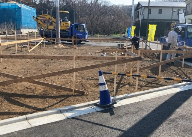 玄関ポーチにおいて最も重視すべきと言っても良いのが広さです。適切な広さの玄関ポーチでないと外見的なバランスは崩れてしまいますし、何より使いにくくなってしまいますので、現地で実際に下見をしてみましょう！