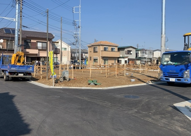住宅用の土地では前面道路に2m以上接していなければならないと法律で定められています。しかし、お持ちの車のサイズやライフスタイルなどにより、2mでは利便が悪い場合もございますので、事前に確認しましょう。