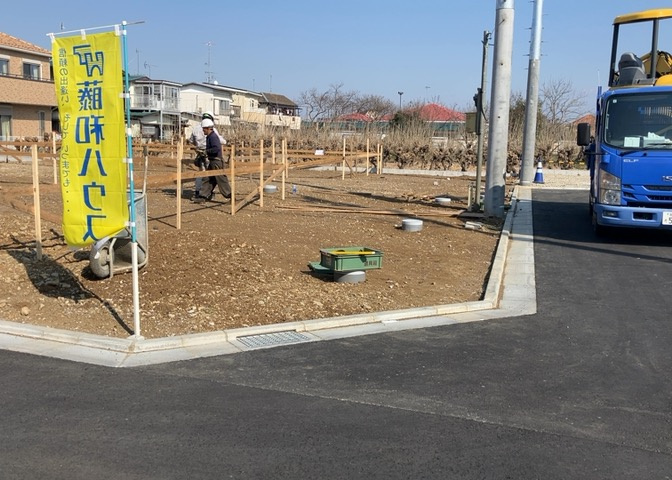 駐車場と明記されていても、最小スペースでつくられた駐車場だと大型車は駐車できなかったり、出入りしにくくなったりする可能性があります。お車のサイズと購入したい物件の駐車場のサイズを現地で確認しましょう。