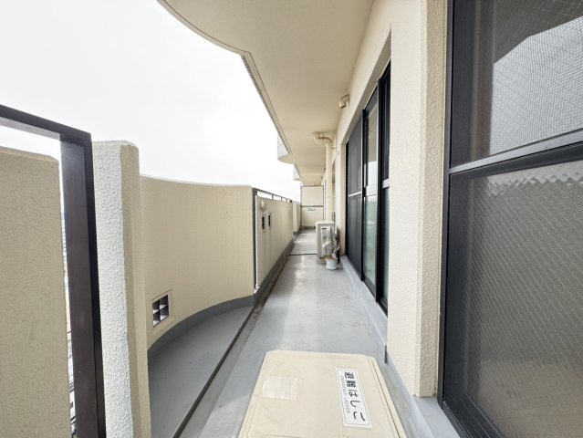 ◇幅広で使いやすい南面バルコニーの写真。