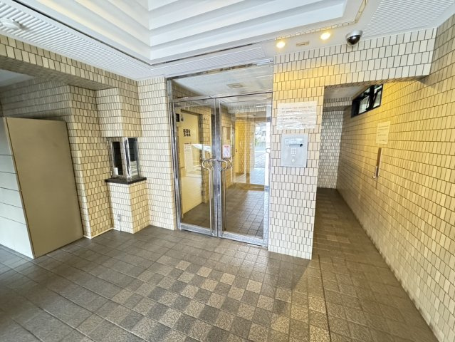 ◇モニター付オートロックシステム。住戸内から集合エントランスの来訪者を映像と声で確認後、解錠。2重チェックで訪問販売や不審者等を確認できます。