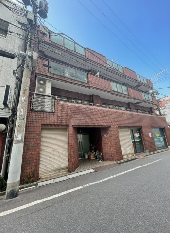テラス型の段状マンションで、上階ほど奥まる設計なので道路からの視線が入りにくいです