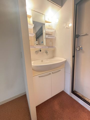 上階部分のトイレ前にも洗面所があります。