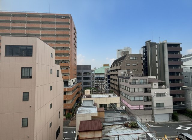 北側を望む眺望。正面に両国国技館の屋根が見えます