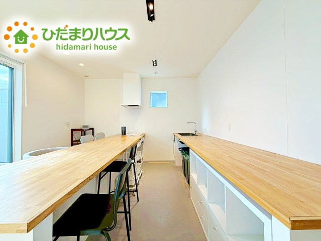 キッチンとダイニングが一体となった開放的な空間。家族の会話も自然と広がります！