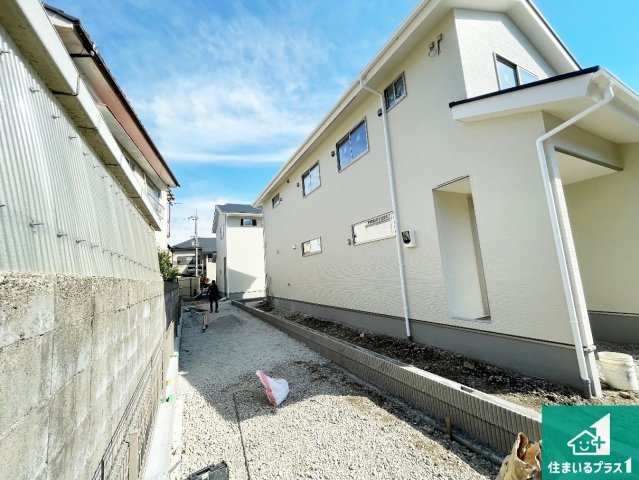 周辺は落ち着いた街並みの住宅地！子育てがしやすい住環境です！まだ未完成ですが、現地でしかわからない事もございます。是非一度ご覧ください。