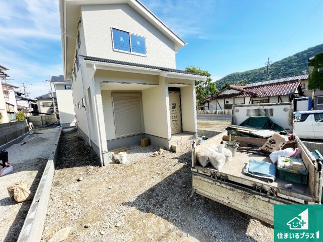 周辺は落ち着いた街並みの住宅地！子育てがしやすい住環境です！まだ未完成ですが、現地でしかわからない事もございます。是非一度ご覧ください。