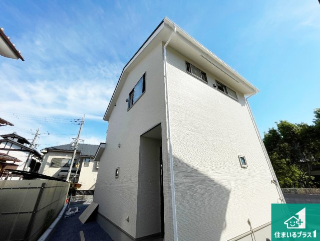 周辺は落ち着いた街並みの住宅地！子育てがしやすい住環境です！まだ未完成ですが、現地でしかわからない事もございます。是非一度ご覧ください。