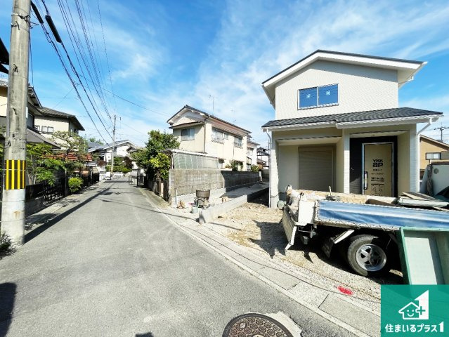 周辺は落ち着いた街並みの住宅地！子育てがしやすい住環境です！まだ未完成ですが、現地でしかわからない事もございます。是非一度ご覧ください。