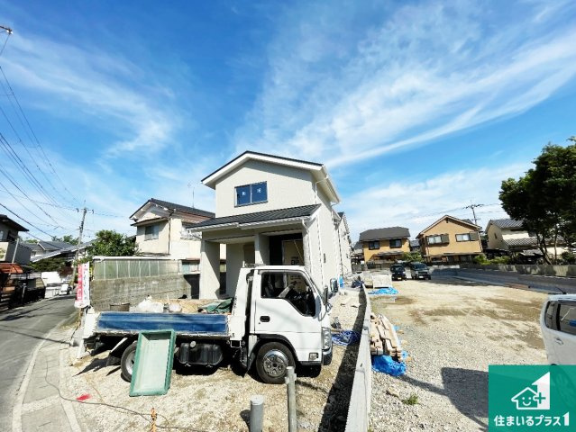 周辺は落ち着いた街並みの住宅地！子育てがしやすい住環境です！まだ未完成ですが、現地でしかわからない事もございます。是非一度ご覧ください。