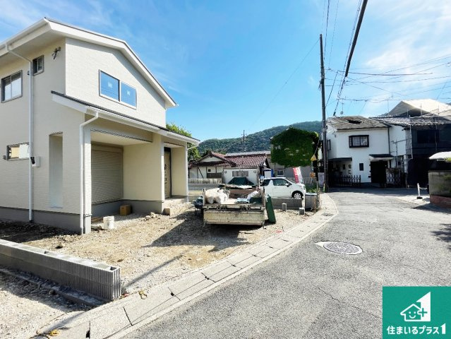 周辺は落ち着いた街並みの住宅地！子育てがしやすい住環境です！まだ未完成ですが、現地でしかわからない事もございます。是非一度ご覧ください。
