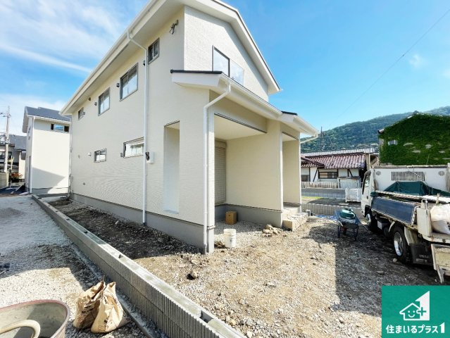 周辺は落ち着いた街並みの住宅地！子育てがしやすい住環境です！まだ未完成ですが、現地でしかわからない事もございます。是非一度ご覧ください。