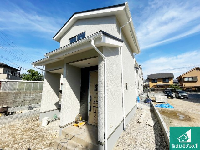 周辺は落ち着いた街並みの住宅地！子育てがしやすい住環境です！まだ未完成ですが、現地でしかわからない事もございます。是非一度ご覧ください。