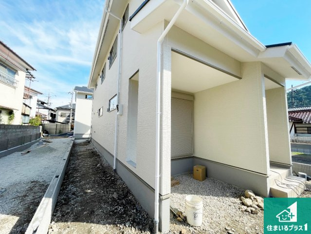 周辺は落ち着いた街並みの住宅地！子育てがしやすい住環境です！まだ未完成ですが、現地でしかわからない事もございます。是非一度ご覧ください。