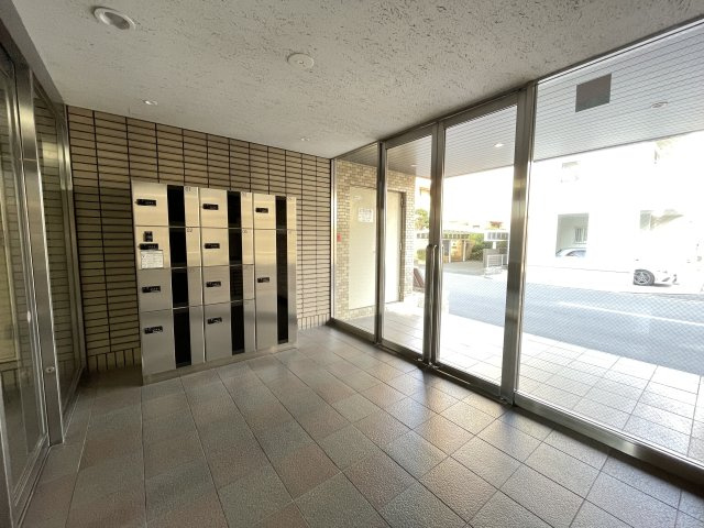明るく広々としたエントランスが迎えてくれます。　