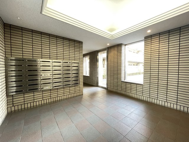 明るく広々としたエントランスが迎えてくれます。　