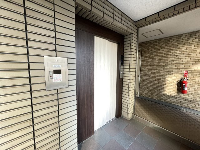重たい荷物を持っていても、エレベーターがあれば安心です。　