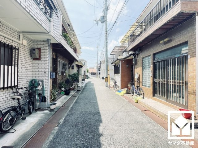 プライバシー・採光に配慮された2階リビングです。間取り図には記載されておりませんが、リビング東側に窓が設置されています。ゆったりとした快適リビングで温かい団らんの時間を。