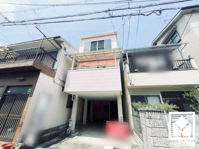 キッチンは空間を有効活用できる壁付けタイプ。L型なので作業動線が最短距離で効率良く動けます。コーナー部分の作業スペースをより広く確保できているのも魅力です。