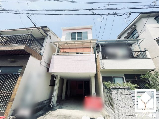 間取り図には記載されておりませんが、キッチン北側のコンロ付近に窓がございますので、昼間は手元が明るく、お料理がはかどります。