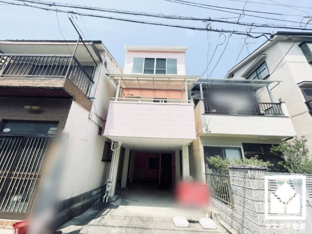 家族のごはん作りがもっとスムーズになる、便利な3口コンロ付き。