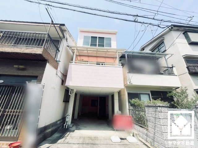 キッチンの横にカウンタースペースがあり、配膳や片付けがしやすい設計。上部にはガラス戸の前面収納を備えており、おしゃれな「見せる」収納も可能です。