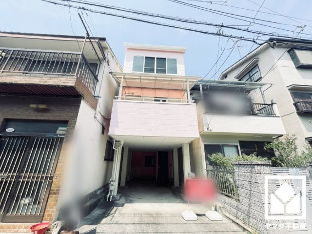 間取り図には記載されておりませんが、洗面室にも小窓が設置されています。室内洗濯機置場がございますので、天候に左右されず洗濯していただけます。