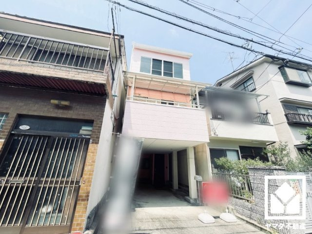 トイレが2階と3階にあるので、朝の忙しい時間帯も混雑を避けられます。間取り図には記載されておりませんが、両階ともトイレには小窓が設置されています。