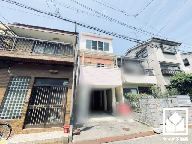 大型荷物の収納や、書斎・趣味のスペース、お子様の秘密基地など、多用途にお使い頂けるロフトが2か所ございます。