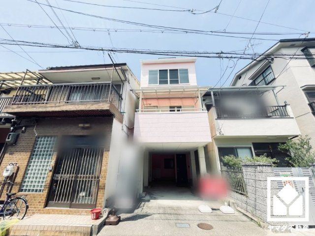 たっぷり収納できる屋根裏収納付きだから、家の中をもっとスッキリ。季節の荷物や趣味の道具もしっかり収納。安定感のある固定階段式なので出入りがしやすく、空間を日常的に活用しやすくなります。