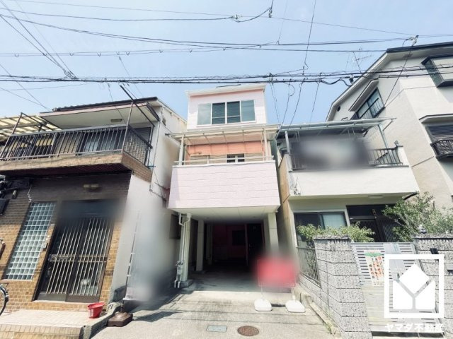 1階廊下やリビングにも収納スペースがあり、住空間を広々お使いいただけます。日用品のストックなどもすっきり片付きます。