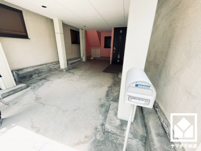「グルメシティ尼崎大庄店」まで徒歩4分、「ドラッグストアコスモス大庄西町店」まで徒歩4分、「ローソン尼崎大庄西町三丁目店」まで徒歩4分など、お買い物施設が徒歩5分圏内に複数あり便利な住環境です。