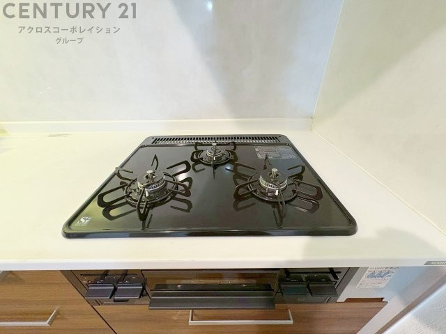 多数の調理器具を同時に使用でき、料理の効率化が可能。省エネで節約になり、様々な料理スタイルに適応できます。また、火力調整が独立しており、手入れや掃除もしやすく、今よりもっとお料理が楽しくなるかも。