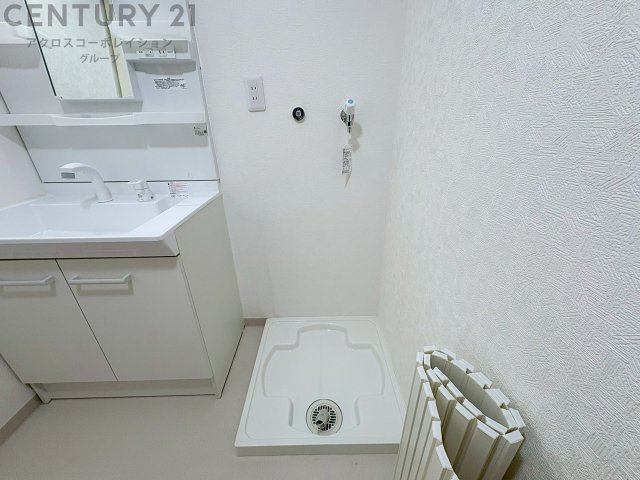 洗濯物の仕分け作業がしやすく、整理整頓が容易になります。洗濯音や湿気を他の部屋に持ち込まず、生活環境を快適に保ちます。上部を活用すれば収納スペースを確保でき洗剤や洗濯用品の整理もしやすくなります。