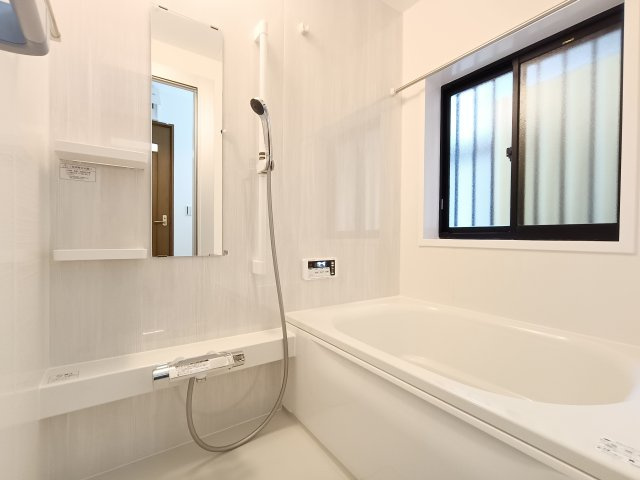 【浴室】　落ち着いた色合いのユニットバス、癒しと落ち着き、湯に浸かり脚を伸ばして心と体を労わって下さい。