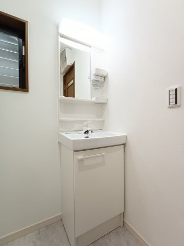 【独立洗面台】　シンプルだからこそ使いやすい。スタンダードなデザインの洗面ボウルは清潔感あるホワイトです。