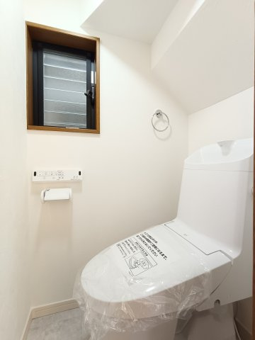 【トイレ】　温水洗浄便座付きのトイレ。操作のしやすいリモコンタイプです。　