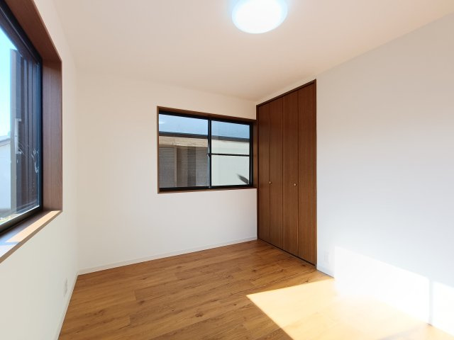 【洋室約6.1帖】　陽光が似合う、ナチュラルな装い。様々なインテリアコーディネートを楽しめます。　