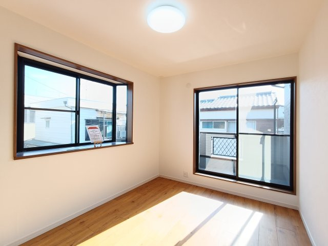 【洋室約6.0帖】　バルコニーに面した明るいお部屋です。陽気に楽しみ、やすらぐ室内。