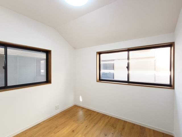 【洋室約4.6帖】　窓がやや高めの位置にあるので、家具の邪魔をせずインテリアコーディネートがしやすそうですね。