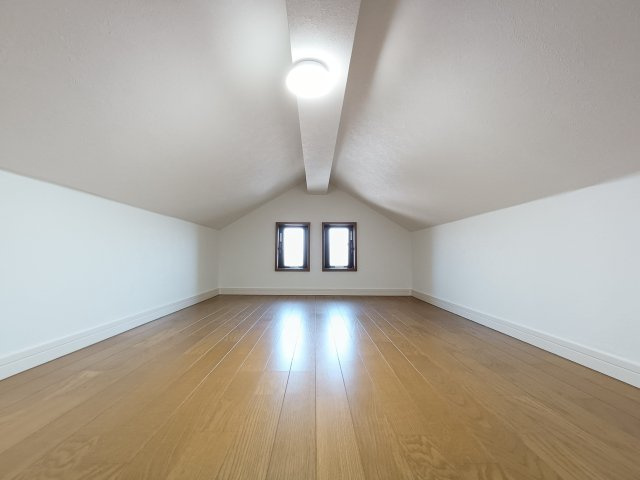 【屋根裏収納】　来客用のお布団や、使わない時期の扇風機やヒーター…クローゼットを圧迫するものもしっかりしまっておけます。