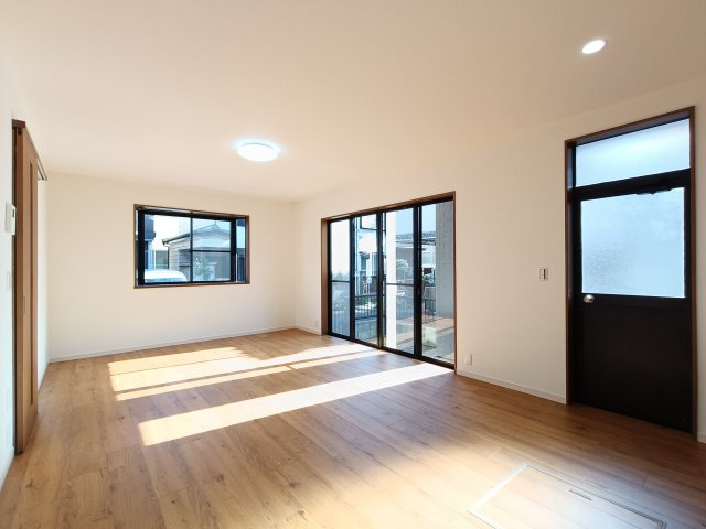 【LDK約14.3帖】　広々とした明るいリビング。ダイニングセットはどちらに、ソファーはどちらに置きましょうか。自由にコーディネートを楽しみやすいシンプルさが魅力です。　