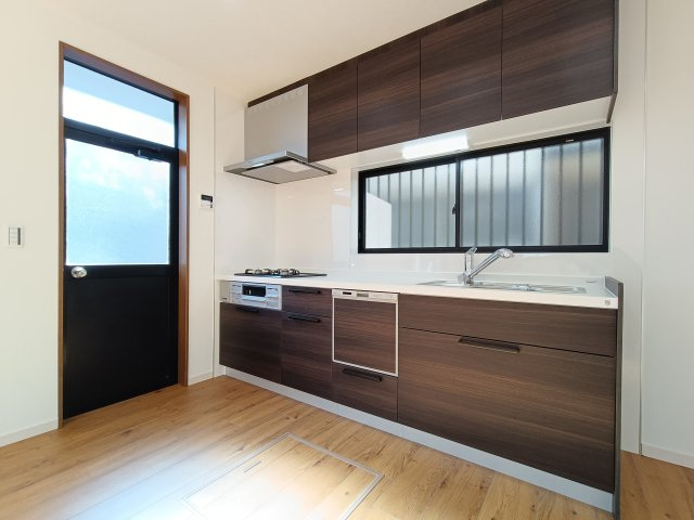 【キッチン】　ウッドテイストのナチュラルな雰囲気のシステムキッチン。広いシンクで鍋やフライパンも洗いやすいです。