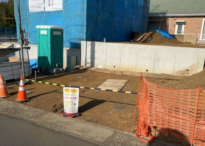 土地の面積＝住宅面積ではありません。建ぺい率の問題などで、土地のある場所によって住宅を建てられる面積は限られています。高さもしかり、「土地」という言葉の中には、建築条件も含まれると考えておきましょう。
