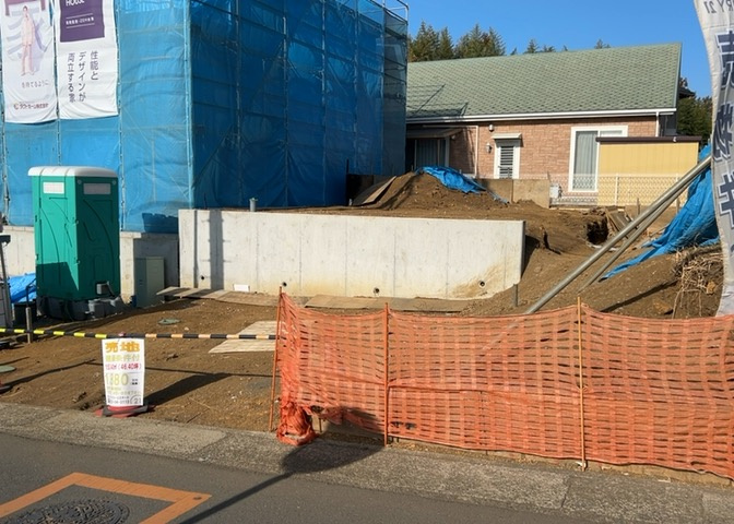 土地を買う際、住む地域の自治体や福祉の補助制度にも注目してみましょう。子供や老人の医療補助やゴミ出しのルールなど、自治体によってルールに大きな違いがあるため、暮らしやすい土地で判断するとよいでしょう。