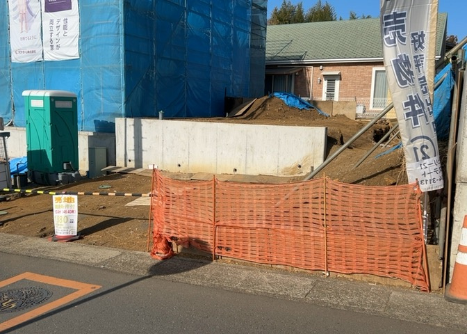 土地の前の道路に消火栓が設置されていることがあります。この場合、道路交通法第45条第1項により、駐車禁止の場所が指定されています。そのため、車庫などの駐車スペースをつくることができない場合があります。