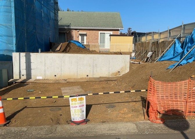 現地に行くなら、物件の周囲の地形がどうなっているかを見ることも大切です。周辺より低くなっている土地では、大雨などで水が集まりやすいため、地盤が弱くなっているということも考えられるため、注意が必要です。
