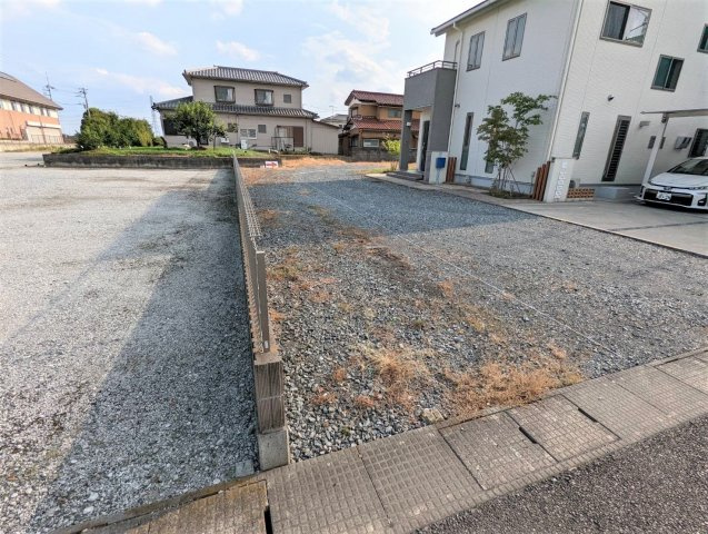 成田小学校まで徒歩約5分(330ｍ)、ベルクまで徒歩約9分(720ｍ)で暮らしやすい住環境です！