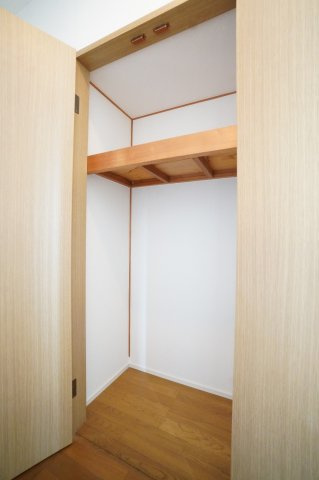 洋室収納。収納があることで、物が散乱せず、スッキリとしたお部屋を維持できます。